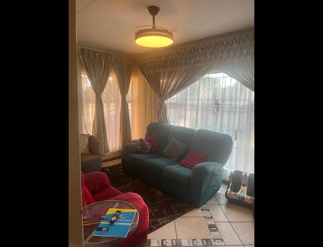 3 BEDROOM HOUSE FOR SALE IN FLORA PARK
